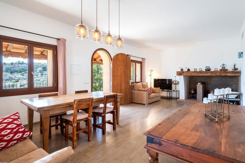 Finca CA0036, 04 · Living and dining room with fireplace