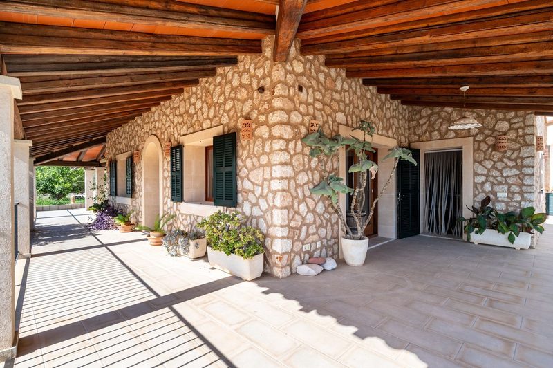 Finca CA0036, 08 · Porch beams & stone columns